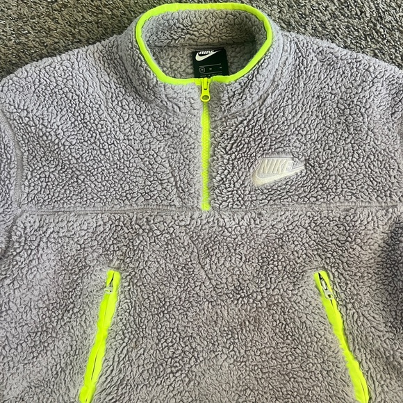 Crop top fuzzy, warm Nike sweater - Picture 4 of 5